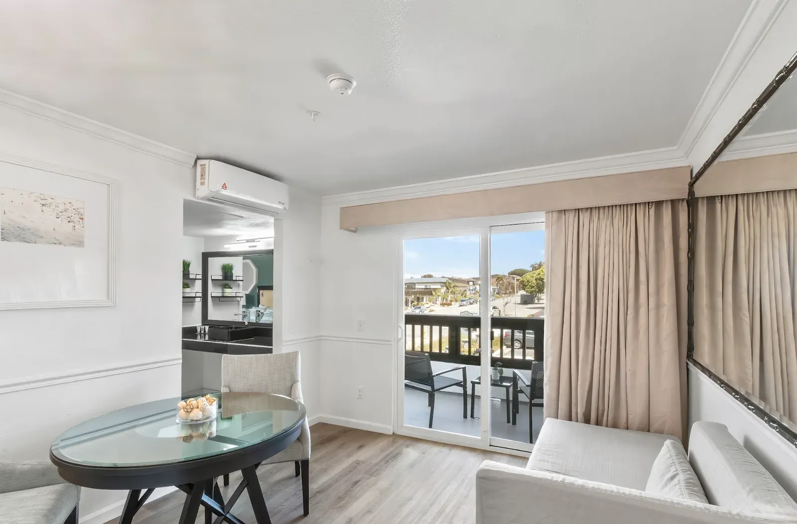One Bedroom Suite, view 3