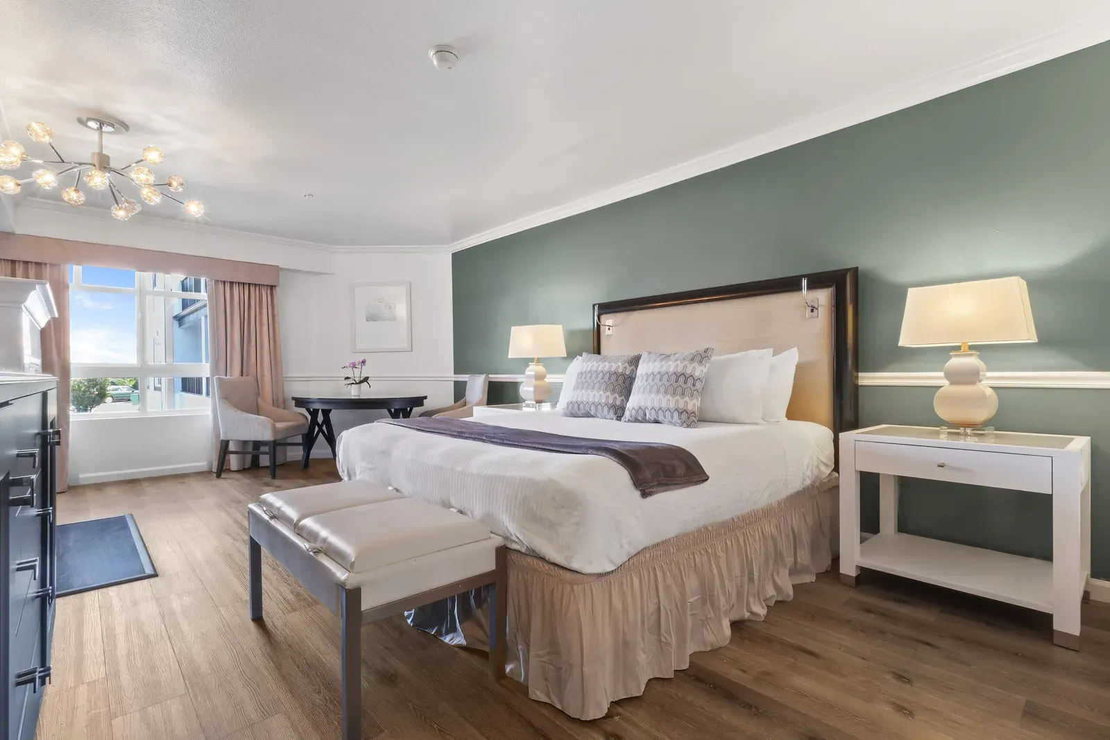 The Standard King Room at the Ascot Suites