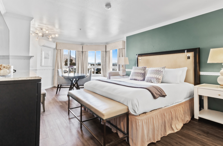 King Tower Room - Ascot Suites