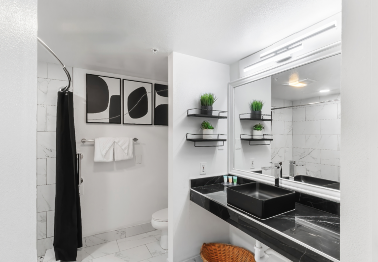 King Tower Room - Ascot Suites