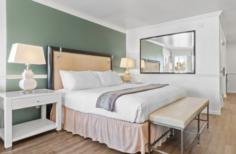 King Tower Room - Ascot Suites