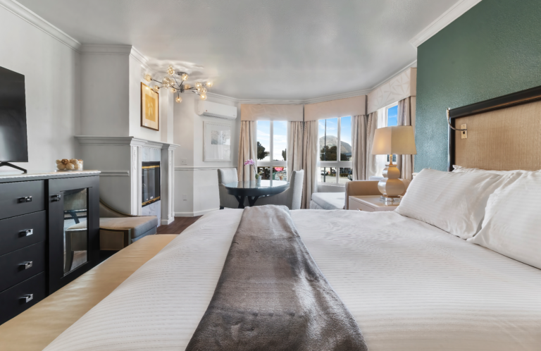 King Tower Room - Ascot Suites