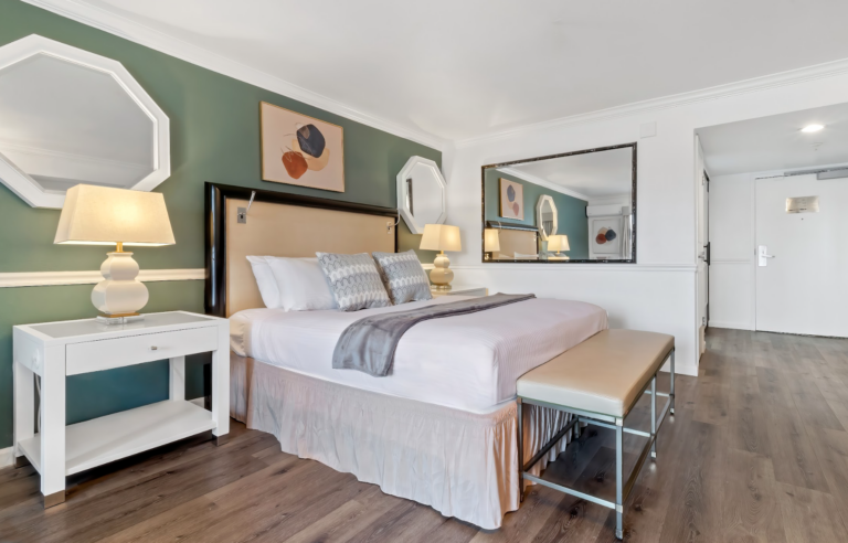 ADA King Balcony - Ascot Suites