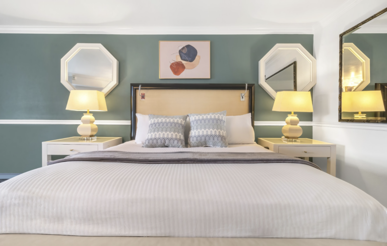 ADA King Balcony - Ascot Suites