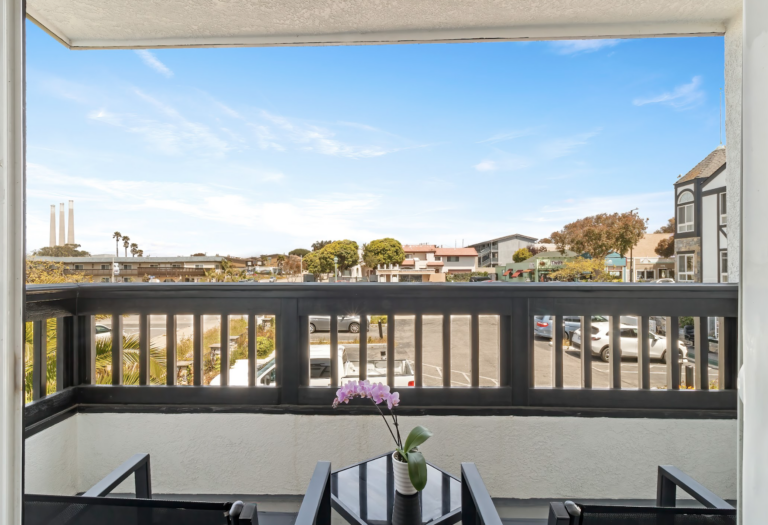 ADA King Balcony - Ascot Suites