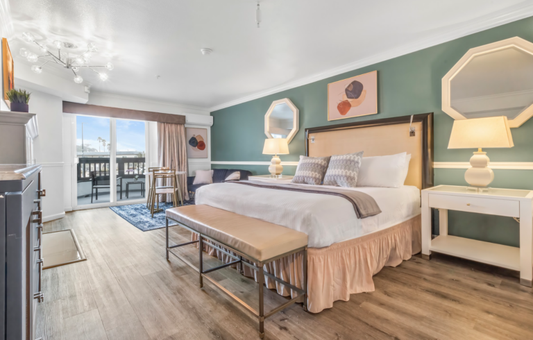 King Balcony - Ascot Suites