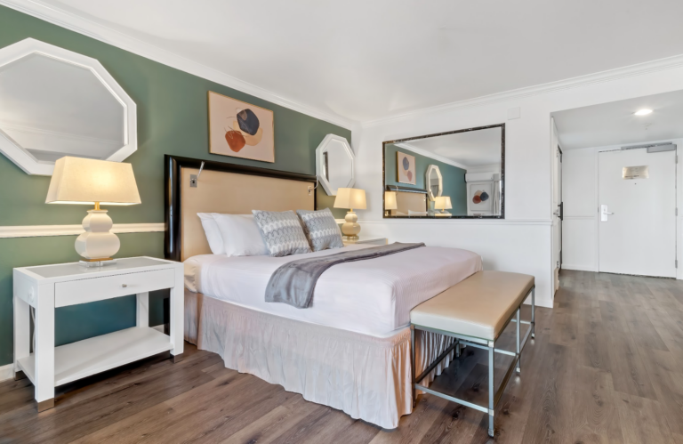 King Balcony - Ascot Suites