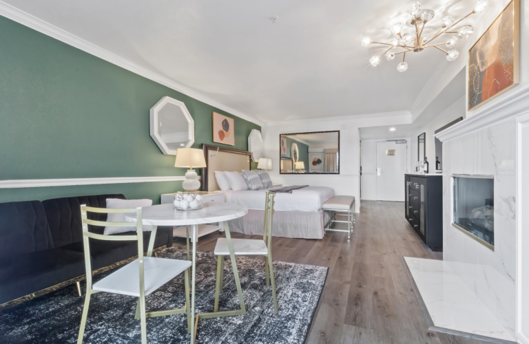 King Balcony - Ascot Suites