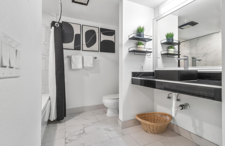 King Balcony - Ascot Suites